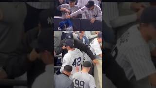 Fueron sacados los aficionados de los Yankees que le arrebataron la bola del guante a mokiebetts [upl. by Weider68]