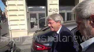 Ue Paolo Gentiloni dribbla le domande sul suo futuro arrivando alla Camera [upl. by Amata]