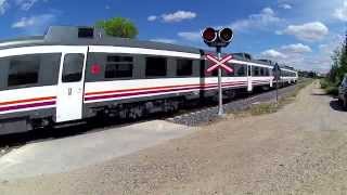 Renfe 592 Regional atravesando paso a nivel con señales luminosas y sonoras [upl. by Chappie]