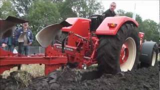 Ploegen met International 844S en Farmall 806 Trekkerweb [upl. by Procter]