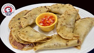 Tostadas de frijoles rellenas de queso y crema [upl. by Aradnahc]