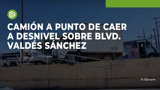 Camión a punto de caer a desnivel sobre Blvd Valdés Sánchez [upl. by Yacano982]