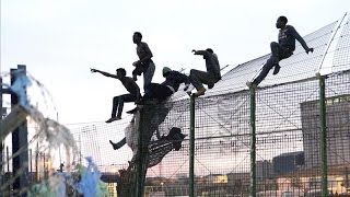 800 inmigrantes intentan entrar en Melilla en un nuevo salto a la valla [upl. by Hawger]