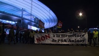 Les grévistes de PSA interpellent Hollande au Stade de France [upl. by Rowley490]