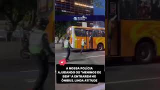 A NOSSA POLÍCIAAJUDANDO OS quotMENINOS DE BEMquot A ENTRAREM NO ÔNIBUS [upl. by Ewart221]