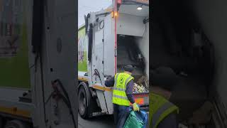 2014 Geesink MF300 Bin Lorry Collecting Recycling bintruck garbagetruck [upl. by Aneerbas]