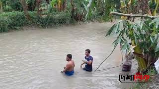 বন্যায় পুকুর ও ঘের ডুবে খালে বিলে রুই কাতল  জাই জালে ব্যস্ত [upl. by Mirna]