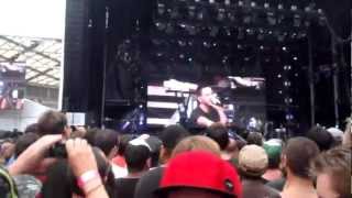 Linkin Park Stops Concert to Help Fan  Sydney Soundwave 2013 [upl. by Retlaw]