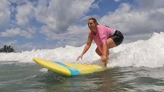 Premières vagues en duo 🌊  Jeff et Emma se lancent dans le surf avec le pote Thomas  Moon Memories [upl. by Thistle]