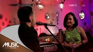 Pongki Barata ft Astrid  Bahagia Melihatmu Dengannya Live at Music Everywhere [upl. by Atile]