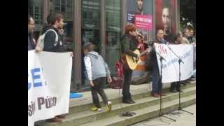 Sés canta quotTempestades de salquot na manifestación contra a LOMCE [upl. by Annaed]