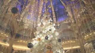 Montage du sapin de Noël aux Galeries Lafayette Haussmann [upl. by Annalee]