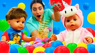 Giocattoli per i bambini piccoli tra le palline colorate Giochi divertenti con le bambole per bimbi [upl. by Arissa]