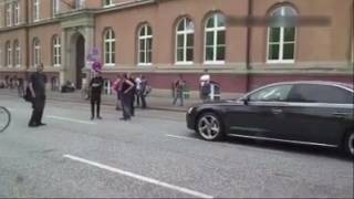 G20  Diplomaten Fahrzeug durchbricht Blockade Hamburg [upl. by Eeima494]