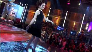 İrem Sak  Sürünüyorum  Beyaz Show  02032012 [upl. by Idnim]