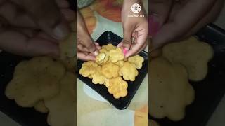 Flower wali matthishortvideo recipe subscribe shorts matthi snacks 😋😋😋like 👍👍 [upl. by Einaej144]