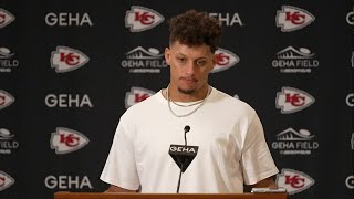 Mahomes snuck looks at Royals updates on scoreboard compares directing Travis Kelce to talking t [upl. by Pelson]