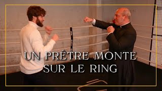 Un prêtre monte sur le ring [upl. by Rezzani]