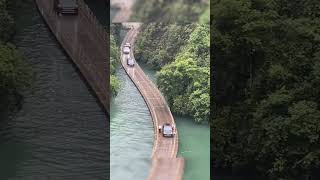 🌊 Il PONTE Più PERICOLOSO al Mondo 😱 Camminare sullACQUA è RealtàIncredibile Avventura [upl. by Ford]