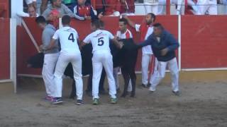 MUCHAS DIFICULTADES PARA METER VAQUILLA A CORRALES FITERO NAVARRA 17 09 2016 [upl. by Ecinehs]