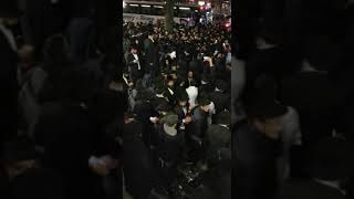 Rubashkin greeted by thousands as he arrives at 770 [upl. by Nader]