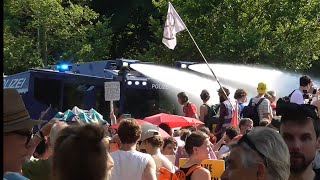 Extinction Rebellion blokkeert opnieuw A12 bij grote klimaat demonstratie in Den Haag [upl. by Salvidor336]