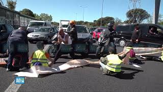 Ultima Generazione blocca traffico sul Gra automobilista prende a calci attivista [upl. by Yauqram]