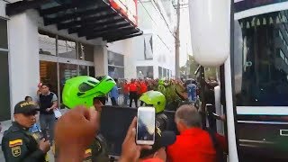 ¡CON CARTONES DE HUEVOS Así fue recibido el América de Cali en Barrancabermeja [upl. by Gniw]