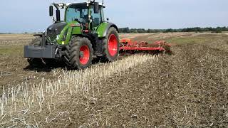 Fendt Vario 724 S4 and Vaderstad Carrier 650 with crosscutter discs [upl. by Faubert657]