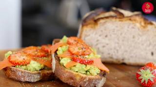 Recette  Avocado toast saumon et fraises par Chloé Saada [upl. by Also]