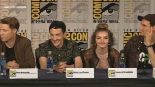 Camren Bicondova e David Mazouz  Gotham Comic Con 2016 Painel Legendado  PT [upl. by Enihpesoj]