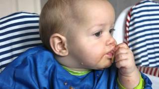 BLW Tiago con 7 meses comiendo macarrones él solito 7 month old baby eating pasta by itself [upl. by Anoi578]