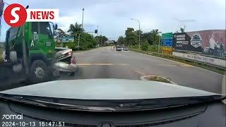 Failed brakes crash lorry into four cars two motorcycles in Batu Pahat [upl. by Anaitsirk991]