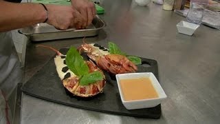 Plats de fête  Homard soufflé sauce corail [upl. by Droffilc]