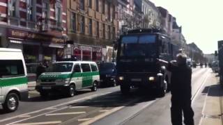 1 Mai 2013 in Berlin  Polizei bringt sich mit Wasserwerfer in Stellung [upl. by Hcab]