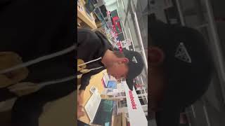 Stiekem een JBL speaker aanzetten in de mediamarkt in Antwerpen shorts [upl. by Ahaelam]