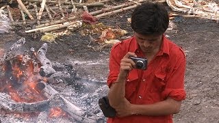 Conozca a los fotógrafos de la muerte en India [upl. by Naleag]