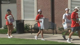 Mercer University freshmen welcomed to Macon Georgia campus on movein day [upl. by Einahpetse]