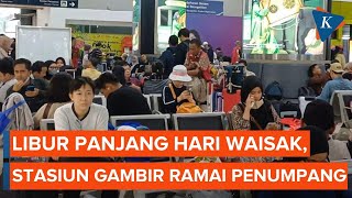 Stasiun Gambir Ramai Saat quotLong Weekendquot Banyak Penumpang Berangkat Liburan [upl. by Inor]