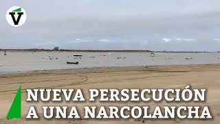 Nueva persecución a una narcolancha así tratan de frenarla las fuerzas del orden en el Guadalquivir [upl. by Yroffej]