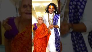 80 साल के बूढ़ी मां गुरुजी के साथ रेस लगा रही है anirudhaacharyaji shorts vrindavan grandmother [upl. by Jennings]