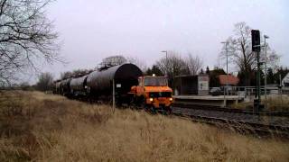 Schienenunimog zieht 5 Schwerölkesselwaggons ins Kraftwerk Premnitzmpg [upl. by Jennee256]