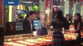 【動画】中国の宝石店で店員に札束をぶつける女性が話題に [upl. by Ranjiv]