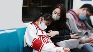 Will People Wake up a Sleeping Student on the Subway I Social Experiment 在地铁上睡着的中学生快要到站，会有人叫醒她吗？ [upl. by Odraleba]