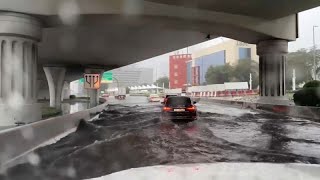 Las fuertes lluvias causan inundaciones en Dubái [upl. by Teak]