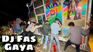 Dj Fas Gaya  पूरी बारात ने मिलके डीजे को बाहर निकला [upl. by Enitsua610]