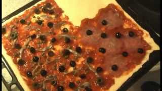 Rezept Pizza selber machen mit Hefeteig [upl. by Ellesig]