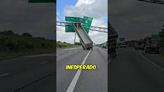 Este Tráiler se Atascó en una Señal de Tráfico 😳 [upl. by Genevieve]