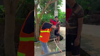 beggar help worker get back money help viralvideo trendingshorts comedy shorts [upl. by Ambrogino]