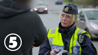 Trafikpoliserna  Man blir stoppad utan körkort och det är inte första gången  discovery Sverige [upl. by Ahsinor998]